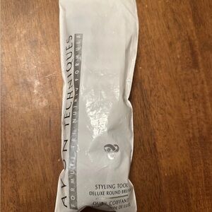 Avon Techniques Styling Tool Deluxe Round Brush Vintage 1998 new in package